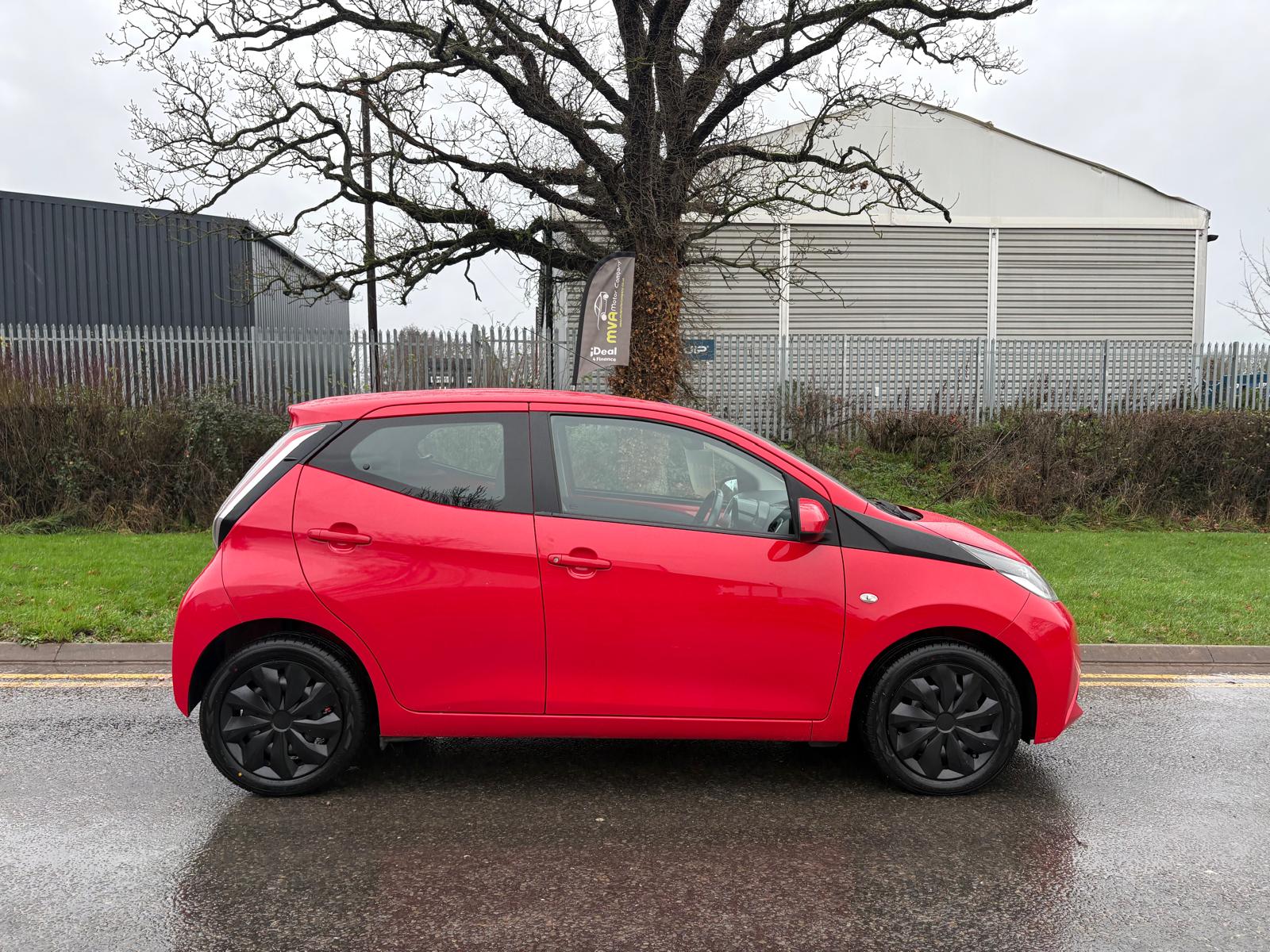 TOYOTA AYGO 1.0 VVT-I X-PLAY Hatchback