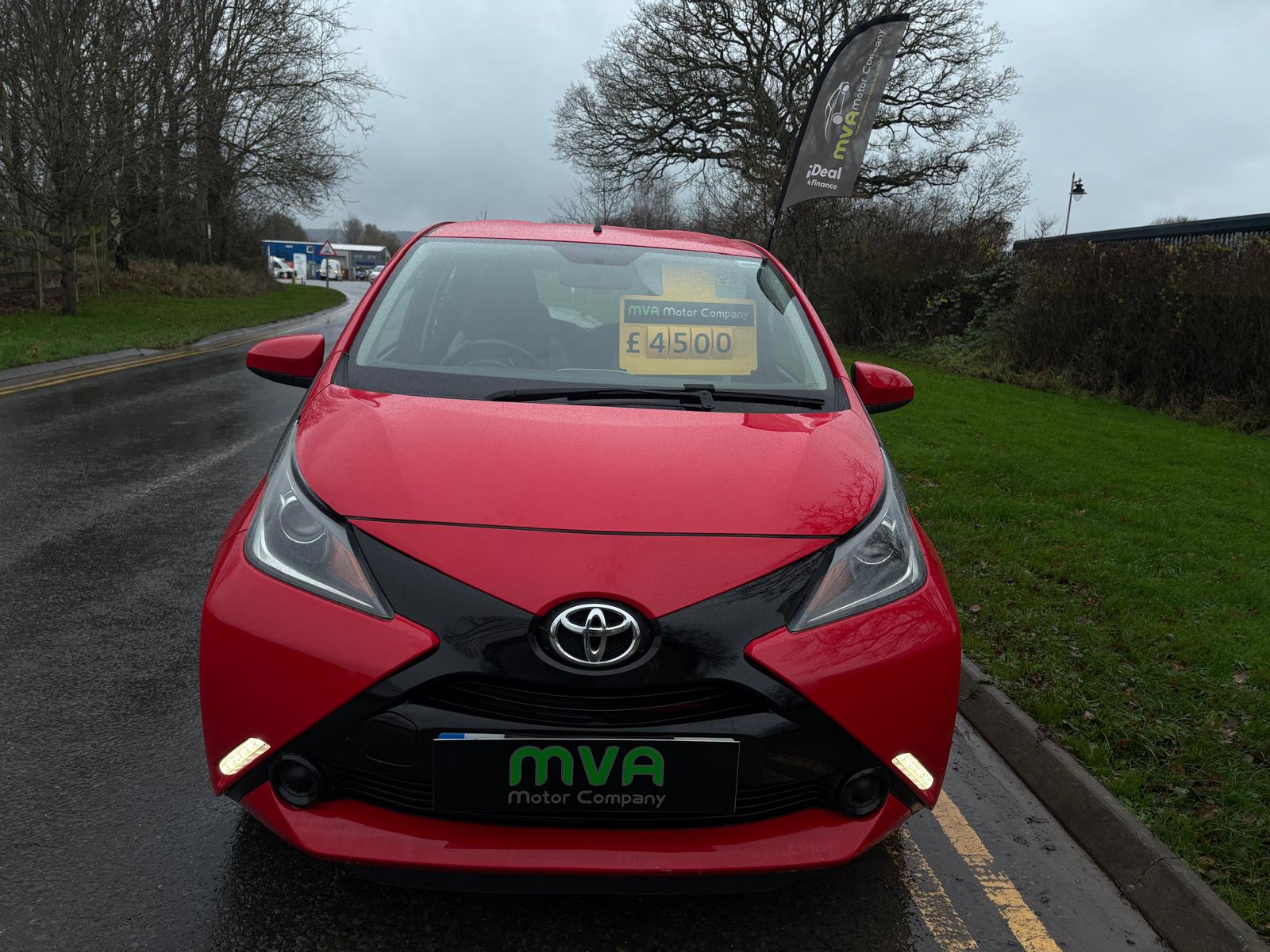 TOYOTA AYGO 1.0 VVT-I X-PLAY Hatchback