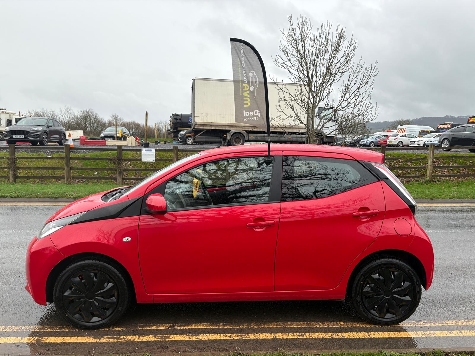 TOYOTA AYGO 1.0 VVT-I X-PLAY Hatchback