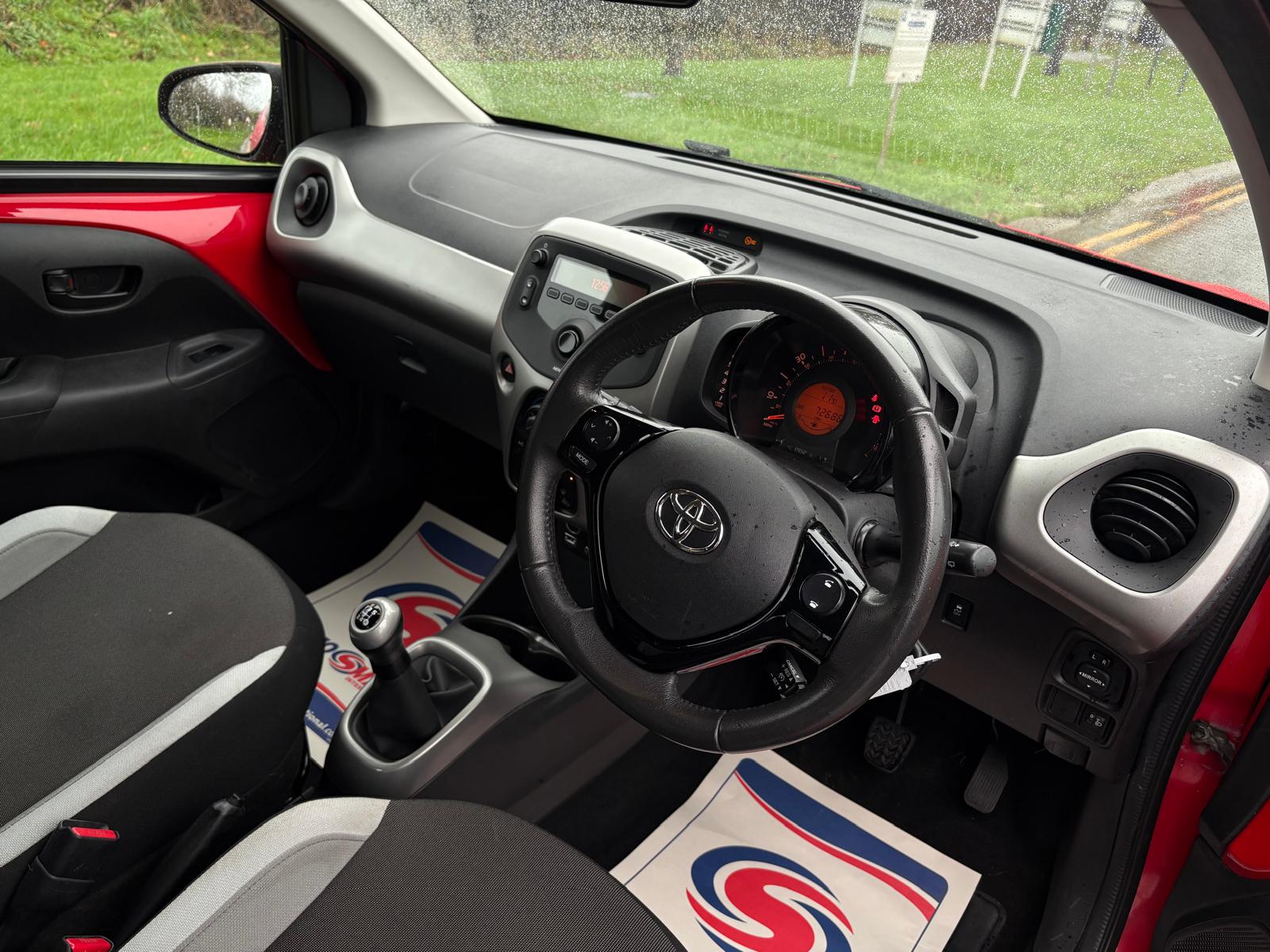 TOYOTA AYGO 1.0 VVT-I X-PLAY Hatchback