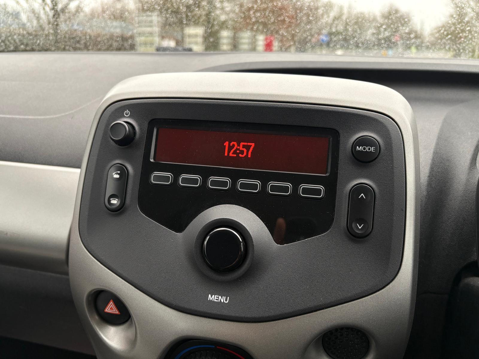 TOYOTA AYGO 1.0 VVT-I X-PLAY Hatchback