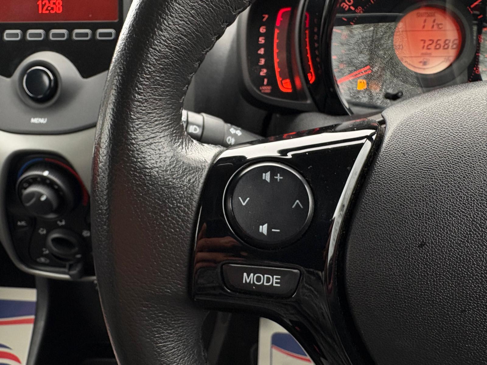 TOYOTA AYGO 1.0 VVT-I X-PLAY Hatchback