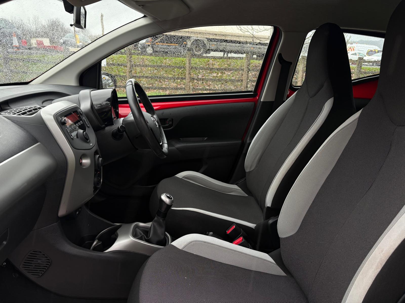 TOYOTA AYGO 1.0 VVT-I X-PLAY Hatchback